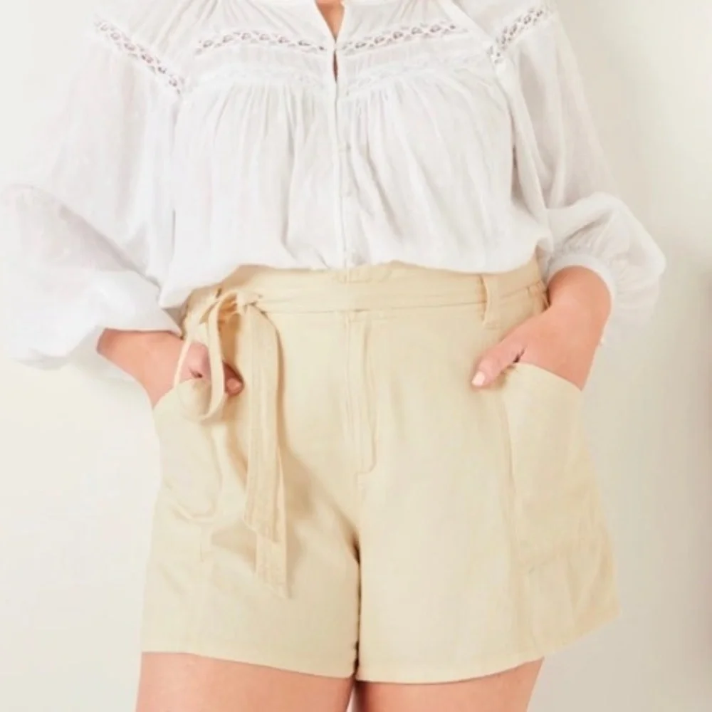 Old Navy Women High-Waisted Twill Workwear Shorts Cream XL NWT Tie Waist